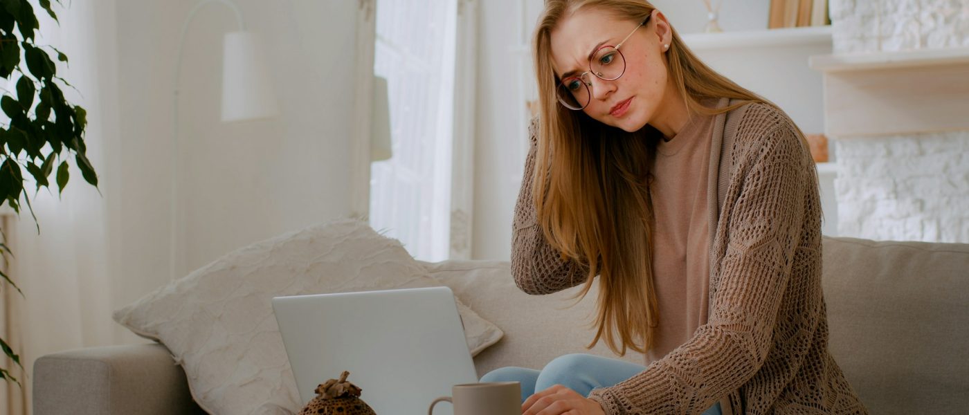 En Yakın Bilgisayar Tamircisi: 6 Öneriyle Hızlı Pc Tamiri - Sarışın kadın, kırık dizüstü bilgisayarıyla kafası karışan bir kızın kötü Wi-Fi internet bağlantısından dolayı endişeleniyor.